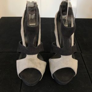 Black and grey suede like platform heels sz6